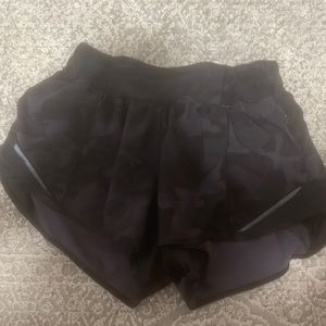 LuluLemon Hotty Hot shorts 2.5